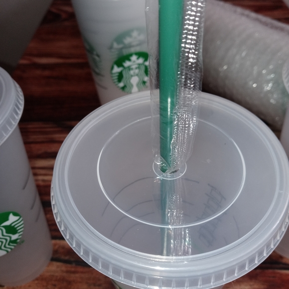 1 Starbucks cup with lid in straw - Picture 4 of 4
